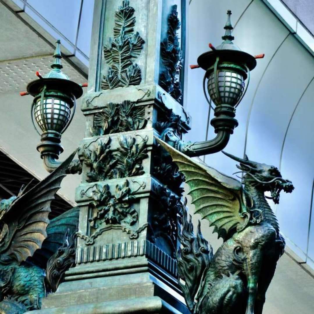 Nihonbashi is a town where the charm of old Tokyo intersects with modern architecture. It serves as the starting point of the Five Routes and continues to be the reference point for measuring distances even today.