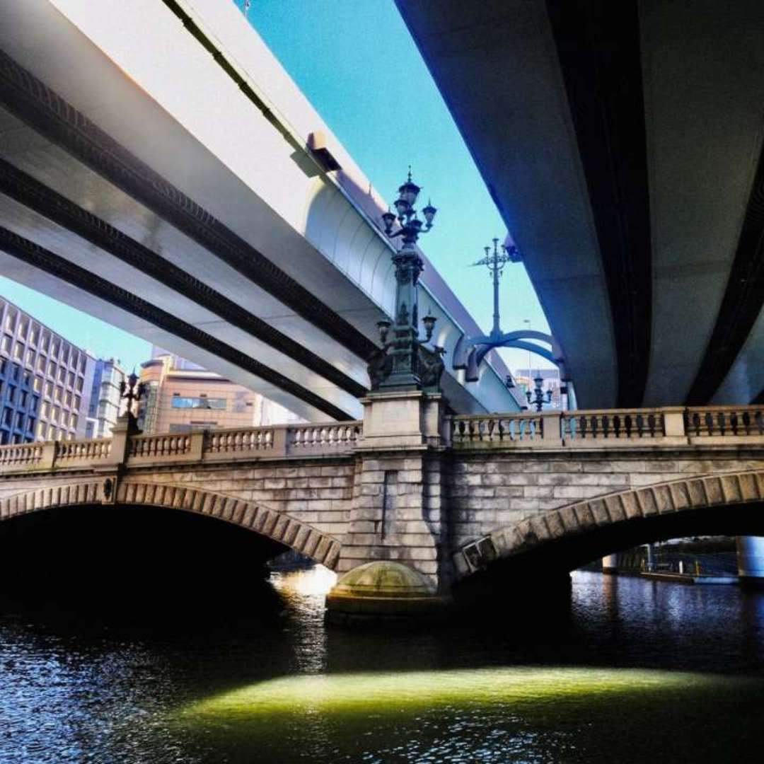 Nihonbashi is a town where the charm of traditional Tokyo blends with modern architecture. It is the starting point of the five main roads and still serves as the reference point for measuring distances today.
