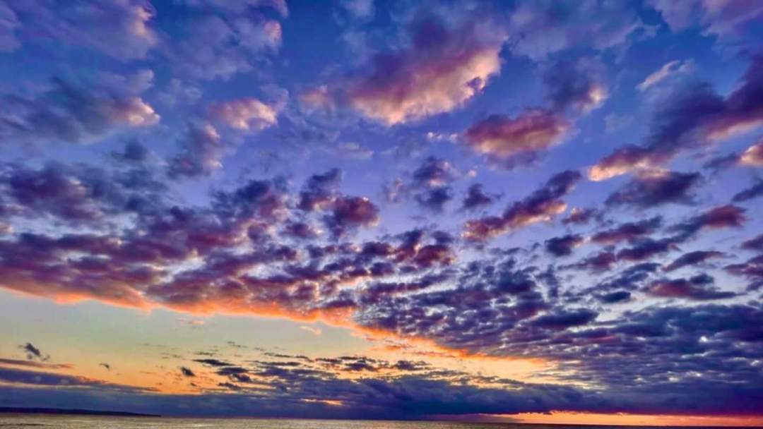 On this island, where you can feel a sense of openness in all directions, you can wake up in the morning, watch the sunrise in the east, and take a deep breath.