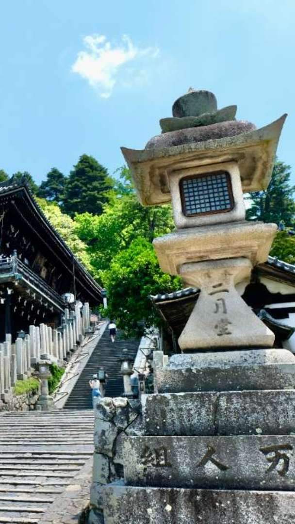 The name "Nigatsudo" originates from the fact that the Shuni-e ceremony takes place in this hall during the second month of the lunar calendar. It is said to have been founded by Jitchu, a high disciple of the monk Roben. However, during the Shuni-e ceremony in the seventh year of the Kanbun era (1667), a fire broke out inside the hall, resulting in its destruction, and the current building was reconstructed two years later. It seems that the original structure was relatively small, and over time, it was enlarged in accordance with the practices of the Shuni-e ceremony.
