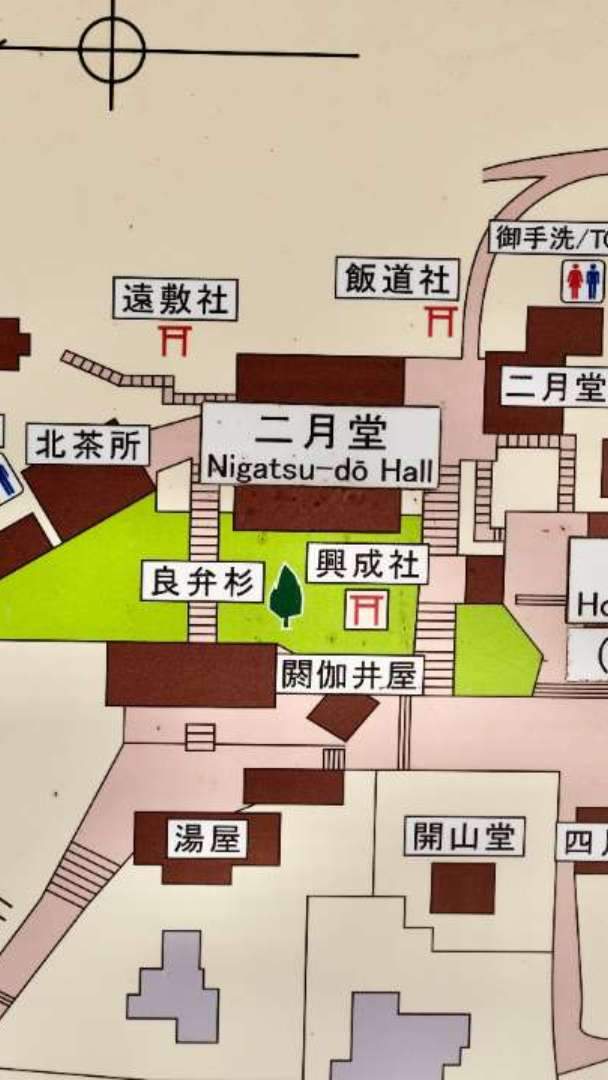 The name "Nigatsudo" originates from the Shunie ceremony held in this hall during the second month of the old lunar calendar. It is said to have been founded by the high priest Rōben's devoted disciple, Jicchū. However, during the Shunie ceremony in 1667 (Kanbun 7), a fire broke out inside the hall, resulting in its destruction, and the current structure was rebuilt two years later. The original building was reportedly small, but over time, it seems to have been expanded to accommodate the practices of the Shunie ceremony.