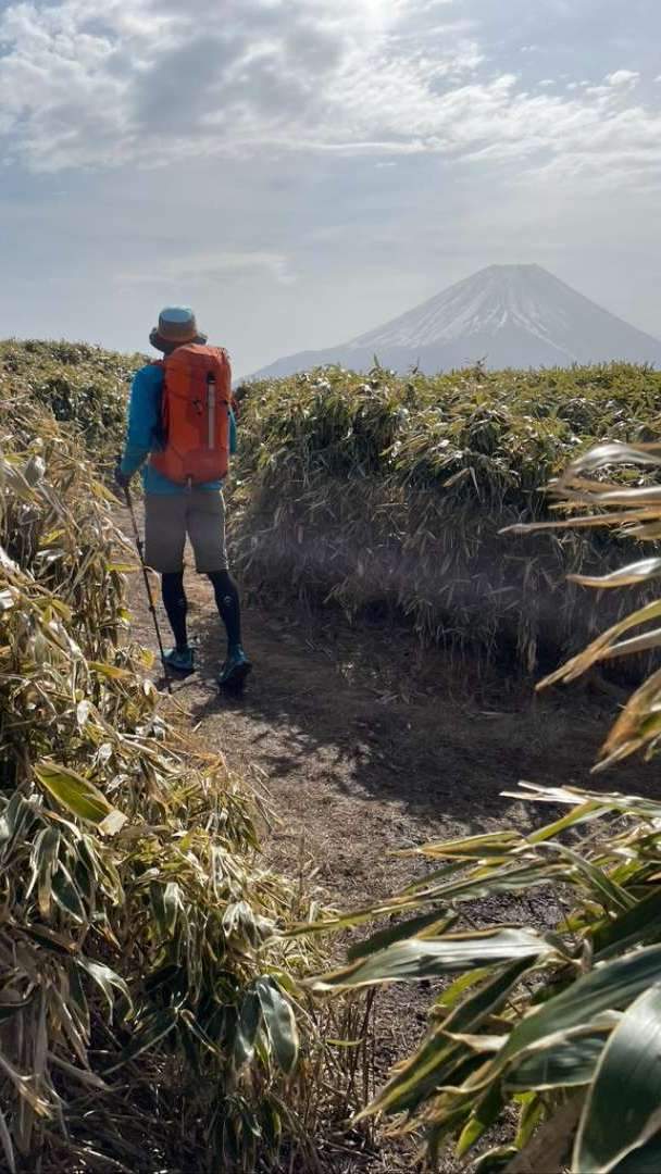 This mountain is located on the border between Shizuoka Prefecture and Yamanashi Prefecture, in an area known as the Kaunoyama Range. From a distance, it appears blue and beautiful alongside the neighboring Ryugadake. The summit is covered with grasses, providing an unobstructed view of Mount Fuji from the top.
