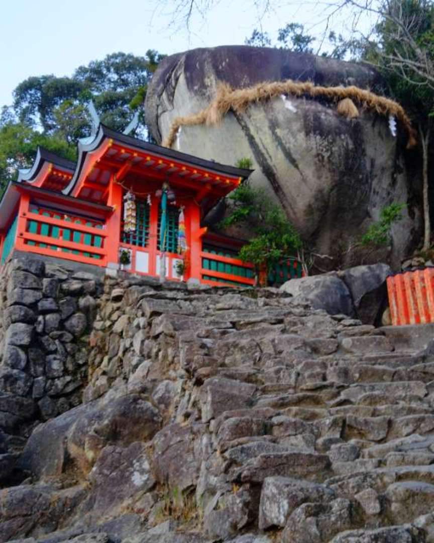 Kumano Hayatama Taisha is referred to as "Shingu Shrine" because it was the first to build a new shrine at the foot of Mount Kamikura, which has its roots in primitive and natural faith before any shrine structures existed. On February 6th, a peculiar festival known as the "Oto Matsuri" takes place.