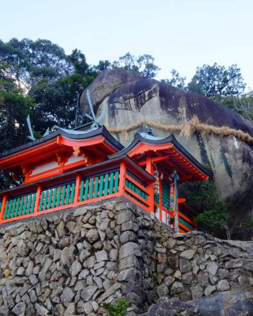 Kamikura Shrine is the sacred place where the Kumano Deity first descended, even before being enshrined as one of the Kumano Three Mountains. It is located atop a steep cliff known as Amano Iwatake, and after ascending the several hundreds of natural stone steps—revered as the ancient path within the Kumano ancient roads—you will reach the sacred rock known as Gotobiki Iwa.