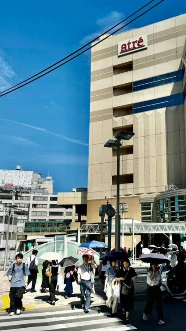 The intersection in front of Atre has a calm atmosphere that is neither Shibuya nor Meguro.