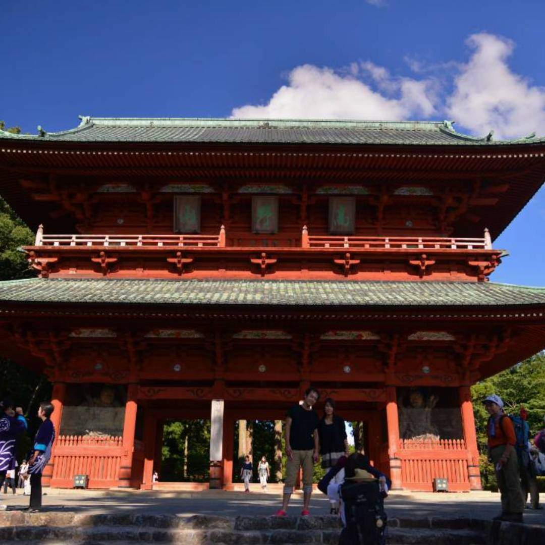 Daimon (Great Gate)
  • Overview: This is an important gate that serves as the main entrance when entering Mount Koya. The current Daimon was rebuilt in 1705 and is a massive vermilion gate standing approximately 25 meters tall. Flanking the gate are statues of the fierce-looking Nio guardians, who protect the entire mountain.
  • Location: It is located on the western side of Mount Koya, leading visitors through to the central area of the mountain.