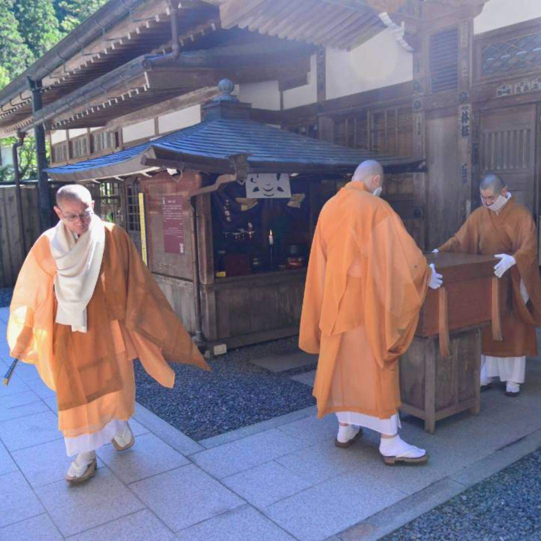 Le mont Koya, qui inclut le temple Kongōbō-ji, est également connu comme un lieu de pratique spirituelle. Ici, les moines ne se contentent pas de s'entraîner quotidiennement, mais les visiteurs ordinaires peuvent également séjourner dans des temples appelés "shukubō", où ils peuvent vivre des expériences de perfectionnement spirituel, de zazen et de copie de sutras.