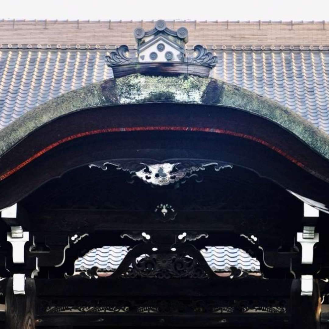 Tōfuku-ji was founded in 1236 by a nobleman named Kujō Dōke, and it took 50 years to complete its construction. The temple was established under the guidance of the Rinzai Zen monk Enni Ben'en, and it is also known for being a training ground for monks such as Dōgen and Ikkyū Sōjun. The name of the temple combines the names of Nara's Tōdai-ji and Kōfuku-ji, and it was built with the ambition of matching the grandeur of these renowned temples.