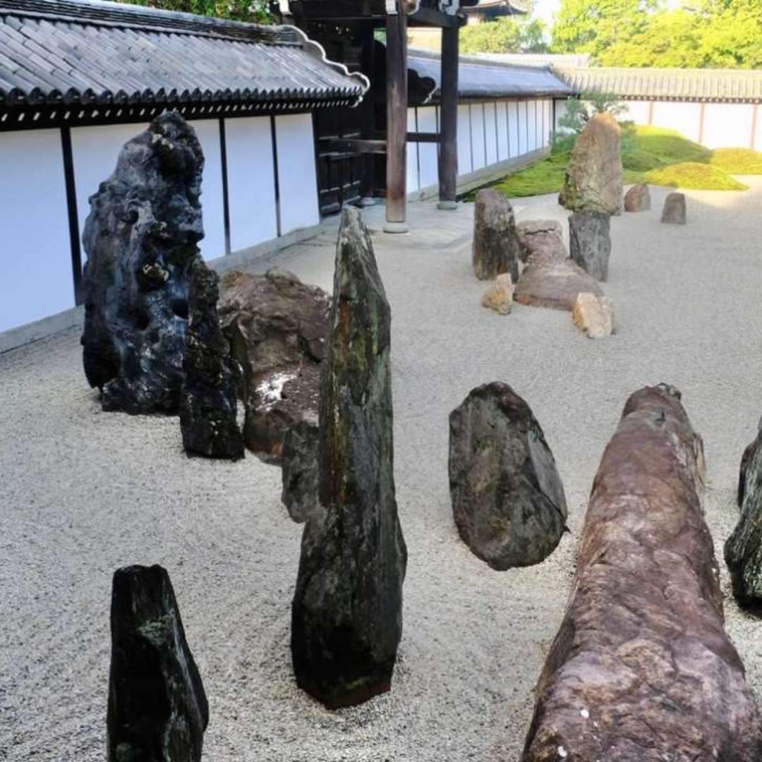 The Hojo Garden was created by Mirei Shigemori during the Showa era and consists of four gardens arranged in the cardinal directions: north, south, east, and west.

- **South Garden**: A stone garden representing the vast ocean, where the arrangement of stones symbolizes islands.
- **North Garden**: Features a modern design characterized by a checkerboard pattern made with moss and stone paving.
- **West Garden**: Notable for its tortoiseshell pattern created from moss, exuding a serene atmosphere.
- **East Garden**: A garden with a Shichi-Go-San pattern, marked by impressively orderly and beautiful lines.