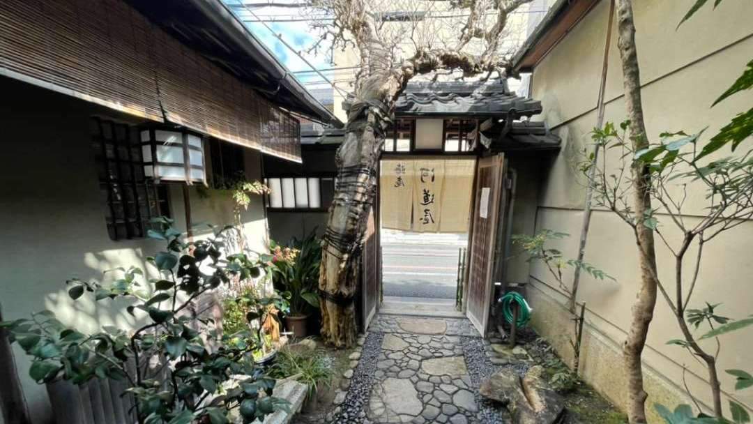 Founded during the Edo period, "Tawaraya Ryokan" is Japan’s top ryokan, cherished by celebrities both domestic and international. From the historic external walls and entrance approach, one can sense the remarkable aesthetic sensibility of the 11th head of the family, Mr. Toshinori Sato, evident in every detail. Here, guests can experience the ultimate in refined Japanese hospitality while being pampered by exceptional service.