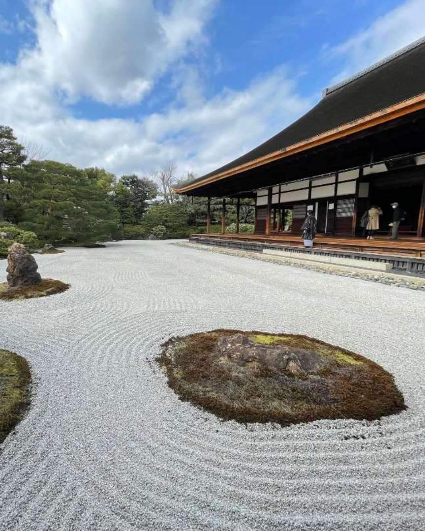 Kenninji Temple was established in the second year of the Kenin era (1202) when General Minamoto no Yoriiye donated the land to the temple, with the Zen master Eisai as its founding priest. The temple adopted its era name as its temple name and is referred to as East Mountain (Tōzan). 

At the time of its founding, it had two halls dedicated to Shingon and Shikan, and served as a training ground for the three teachings of Tendai, Esoteric Buddhism, and Zen, adapting to the circumstances of the time. 

Later, in the first year of the Shōka era (1258), the founder of Tōfukuji Temple, Enni Ben’en, entered Kenninji and restored its precincts, leading to a revival of Zen practice. 