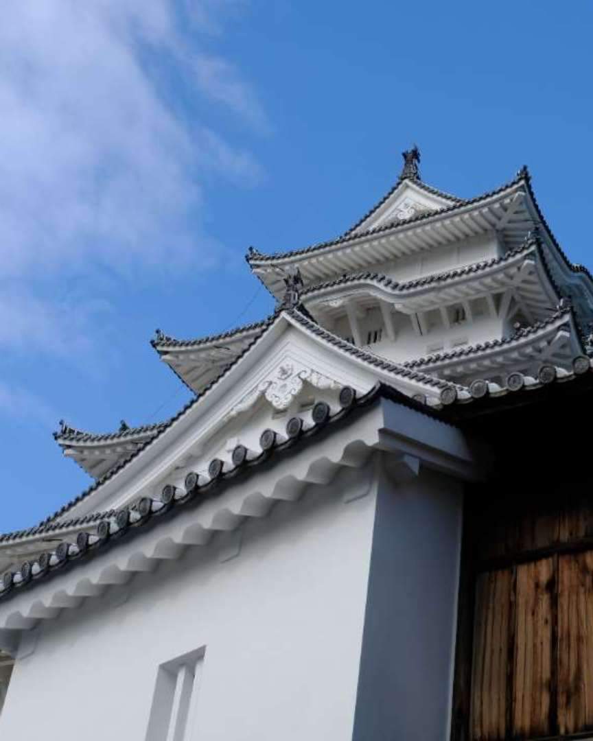 西の丸の西に建つ櫓で、さらに西に張り出した出曲輪との間に深い堀切が設けられています。西方の搦め手（裏手）からの敵に備えた守りの要でした。三重櫓は、この搦め手を見下ろす位置に設けられ平時には琵琶湖を監視する役目もありました。
