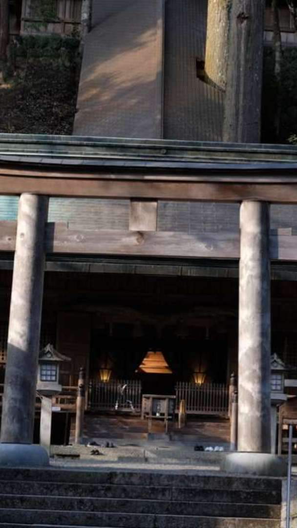 A shrine dedicated to Japan's oldest water deity. The practice of offering a black horse in prayer for rain and a white horse in prayer for clear weather is said to be the origin of the ema (wooden plaques for wishes). It is listed among the Myojin shrines (a title given by the state to gods believed to have particularly remarkable spiritual efficacy since ancient times) and is counted among the 22 shrines (those that received special offerings from the imperial court during significant national events or natural disasters) and became an official shrine during the Meiji period.