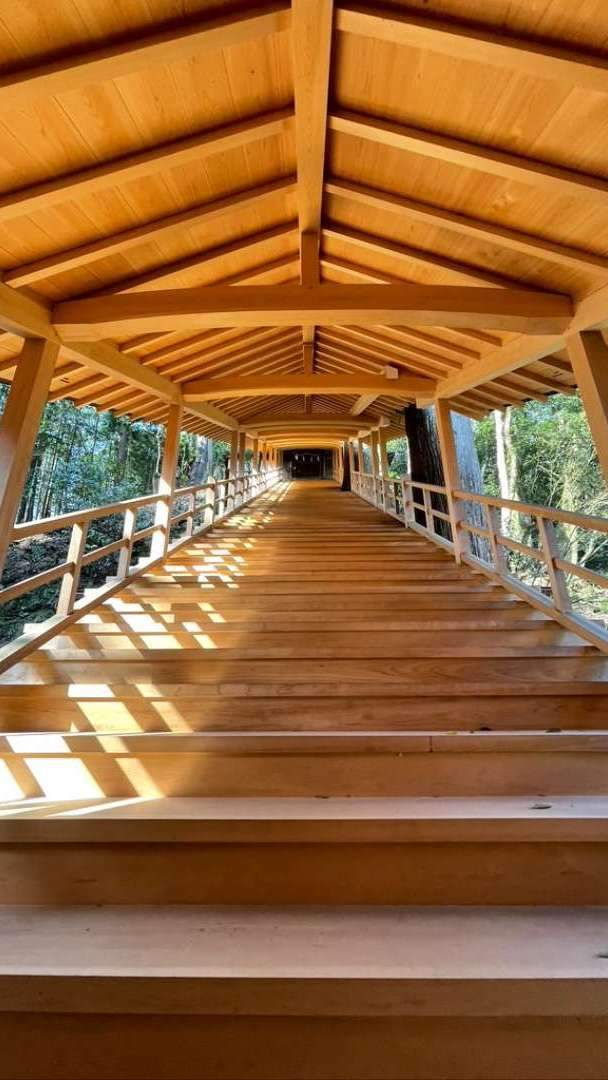 A shrine dedicated to Japan's oldest water deity. The origins of offering a black horse to pray for rain and a white horse to pray for fair weather are found here in this shrine's tradition. Recognized as a Myojin Shrine (a title given by the state to gods considered particularly powerful and miraculous), it is listed among the twenty-two shrines that received special offerings from the imperial court during significant national events or natural disasters, and it became an official government shrine during the Meiji era.