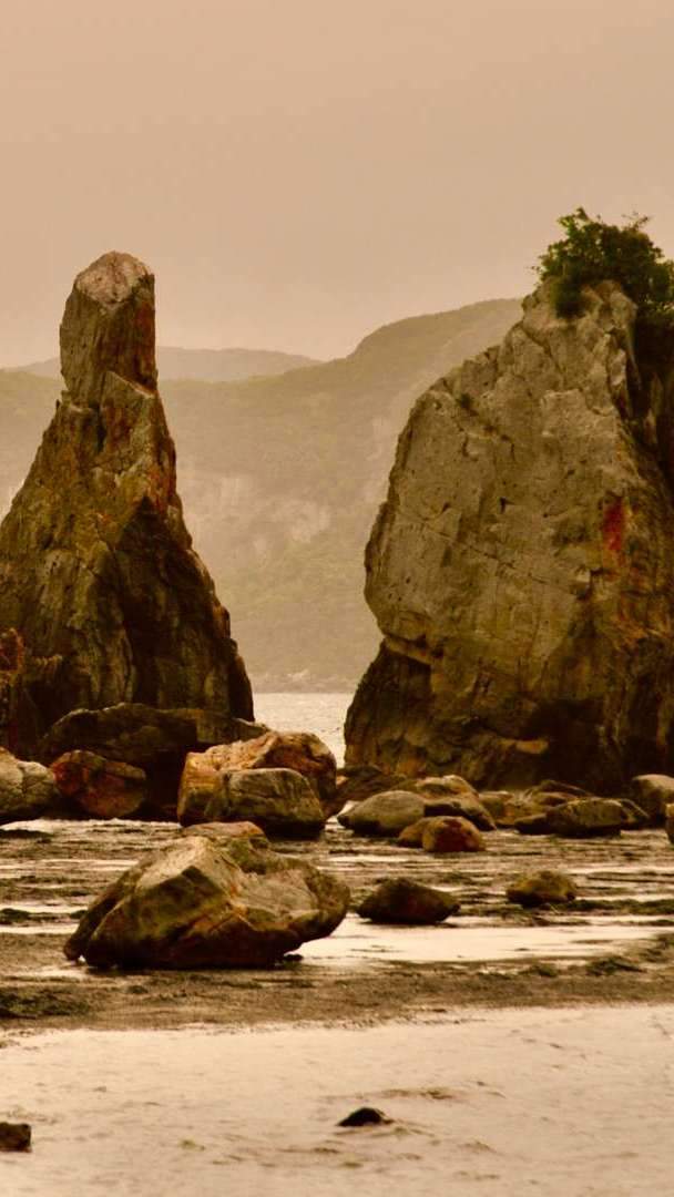 從串本出發，朝大島方向前行，海中約850米的範圍內，矗立著40多根大小不一的岩柱。

這種規則的排列方式，讓人聯想到橋樑的樁柱，因此得名。

由於海水的侵蝕，只有岩石中較堅硬的部分得以保存，這些奇特的岩石就像是橋樑的樁柱般矗立著。而根據傳說，曾經弘法大師與天邪鬼賭博，誓言在一夜之間架起一座橋，最終便在一夜之間立起了這些岩柱。
