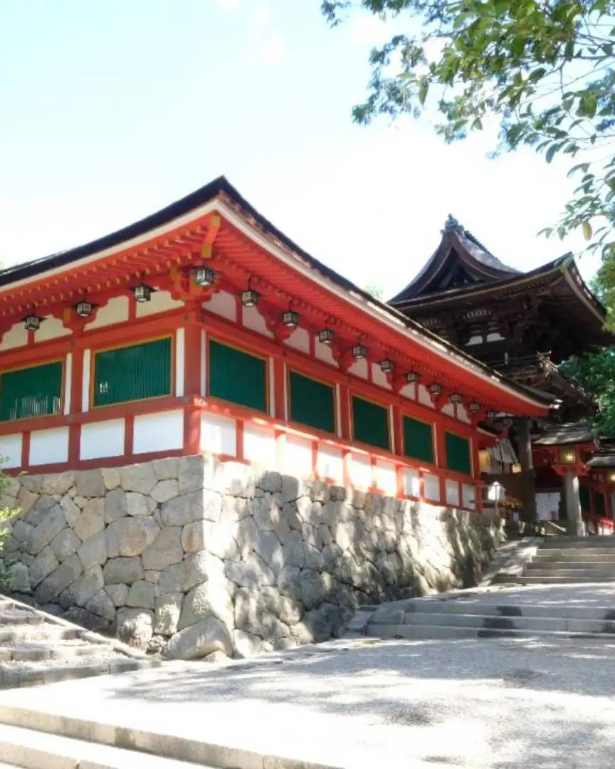 The founding of Ishigami Jingu is uncertain, but it is recorded in the Nihon Shoki and the Kojiki, indicating that it has a very ancient history. In particular, it is closely associated with the Mononobe clan, an ancient powerful family that played a role in managing weapons and armaments.