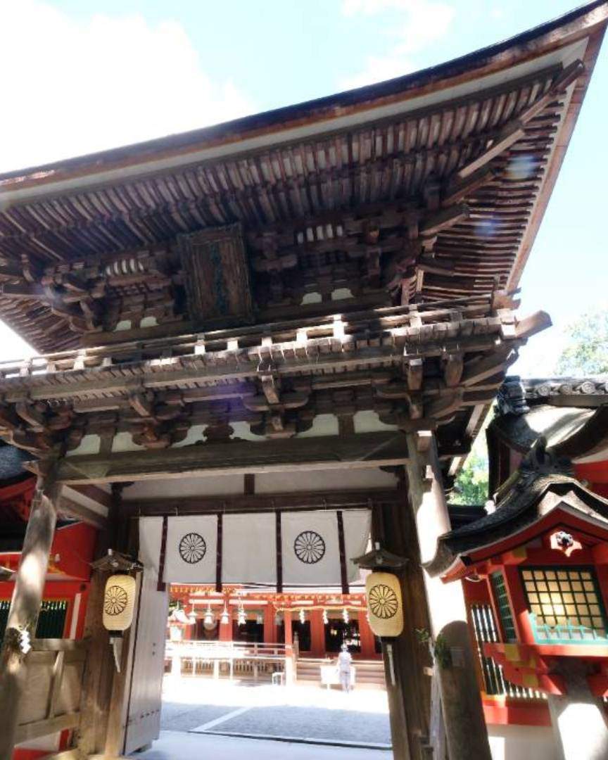 This shrine enshrines the legendary sword "Futsunomitama no Tsurugi," which is said to have been used when Japan's lands were unified in myth. This sword serves as a spiritual sword and is an iconic presence of Isonokami Shrine.
