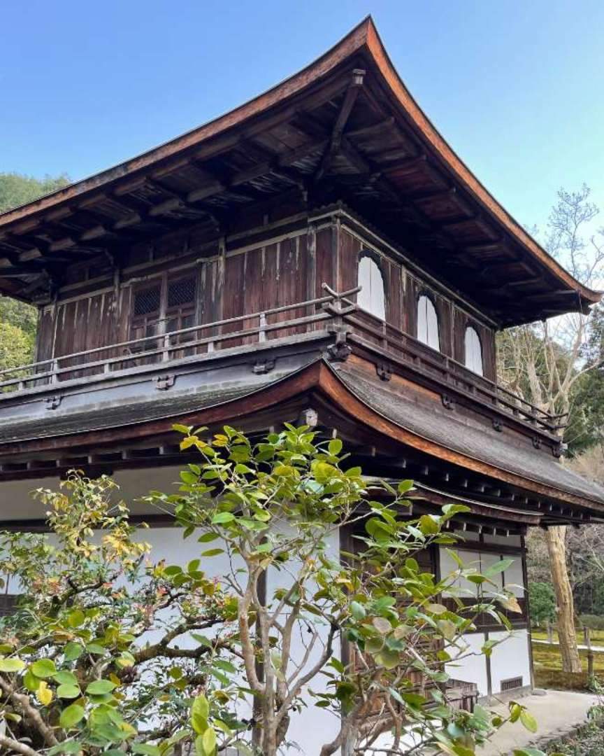 The official name is Higashiyama Jishouji, and it is one of the sub-temples of Shokoku-ji. The name Ginkaku-ji is said to have originated in the Edo period, as it came to be called Ginkaku-ji in contrast to Kinkaku-ji.