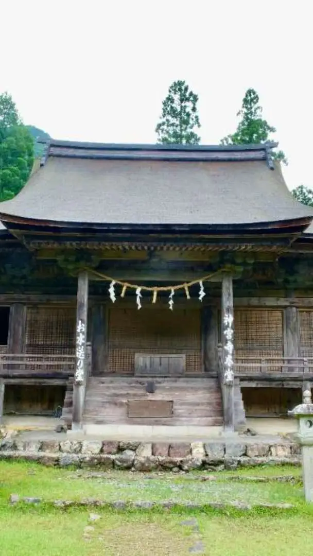 Ten days before the Shuni-e ceremony at Todai-ji Temple, the "Mizuk送り" ritual is held at Jingu-ji Temple in Obama City, Fukui Prefecture, in advance of the Todai-ji's Shuni-e. Water sent from Unose in Fukui Prefecture through this ritual is said to reach the Nigatsu-do hall at Todai-ji in Nara, and scooping up that water connects to the "Mizutari" ceremony.