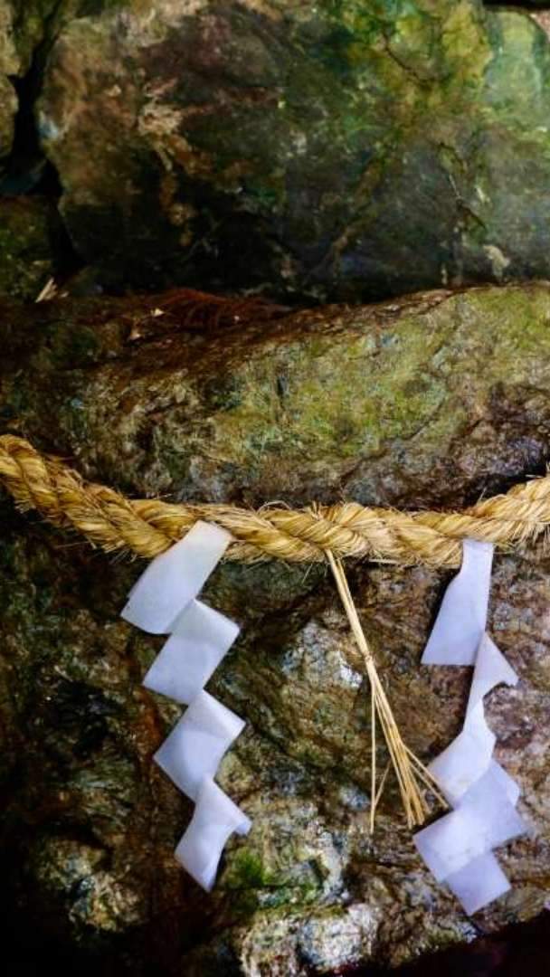 Ten days before the Shuni-e (a Buddhist ceremony) is held at Todai-ji Temple, a ritual called "Omisu Okuri" takes place at Jingu-ji Temple in Obama City, Fukui Prefecture. It is said that water sent during this ritual from Unose in Fukui Prefecture reaches the Nigatsudo Hall of Todai-ji in Nara, and this act of scooping up the water connects to the "Omisu-tori" ritual.