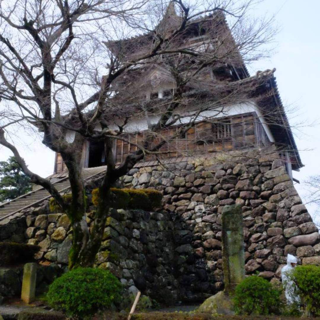 Maruoka Castle is a historic Japanese castle located in Sakai City, Fukui Prefecture, and is known as one of the oldest existing tenshu (castle keep) in Japan. Due to its beautiful structure and historical significance, it has become a popular attraction visited by many tourists.