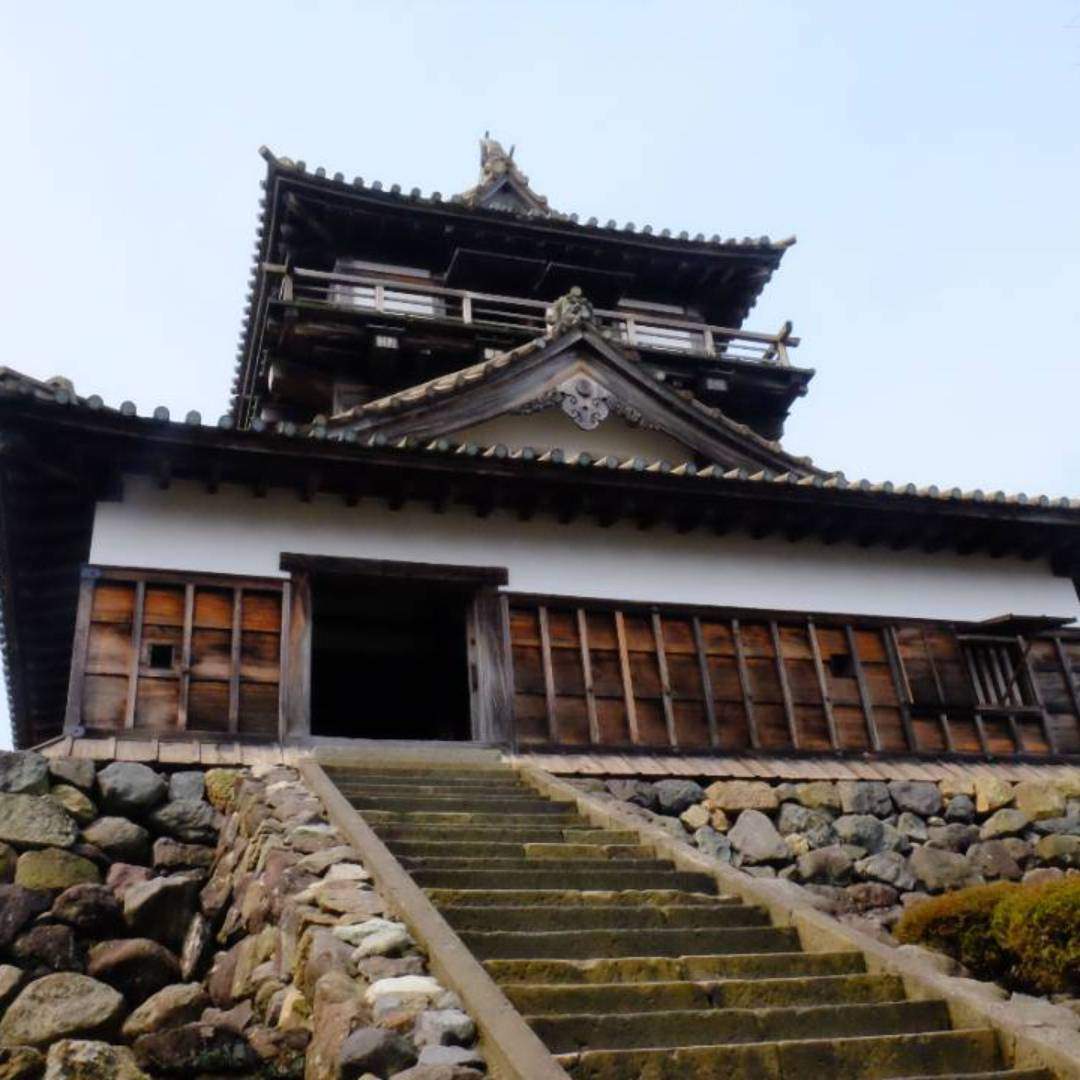 Maruoka Castle was designated as an Important Cultural Property of the country in 1950, and its historical and architectural value is highly regarded. It is also known by the nickname "Kasumiga Castle," as the cherry blossoms that bloom around the castle in spring appear like a mist, leading to this name being used.