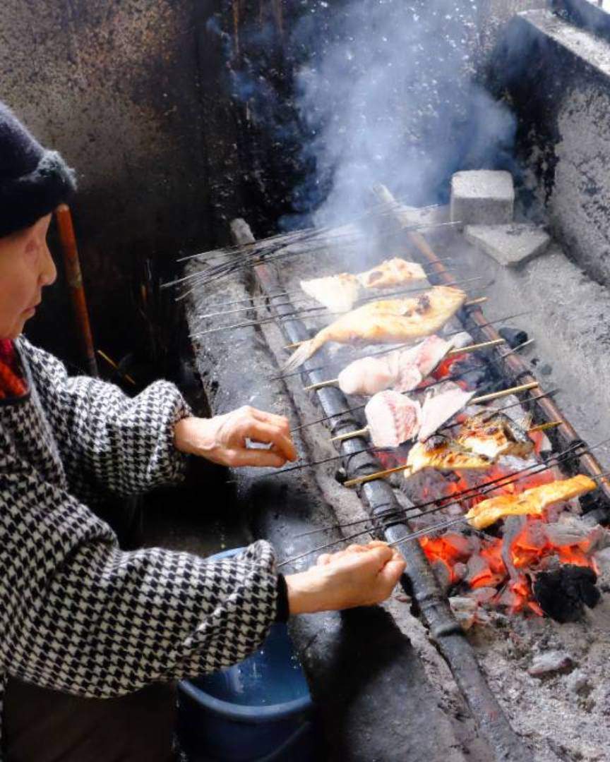 Der Mikuni-Hafen ist auch als ein Zentrum der Fischerei bekannt, und es werden reichlich Meeresfrüchte angelandet. Besonders berühmt ist der Hafen im Winter für den Fang von „Echizengani“ (Zuwai-Krabben aus Fukui). Die in Mikuni angelandeten Echizengani zeichnen sich durch ihre hohe Frische und ihren intensiven Geschmack aus, was ihnen eine landesweite Anerkennung einbringt.