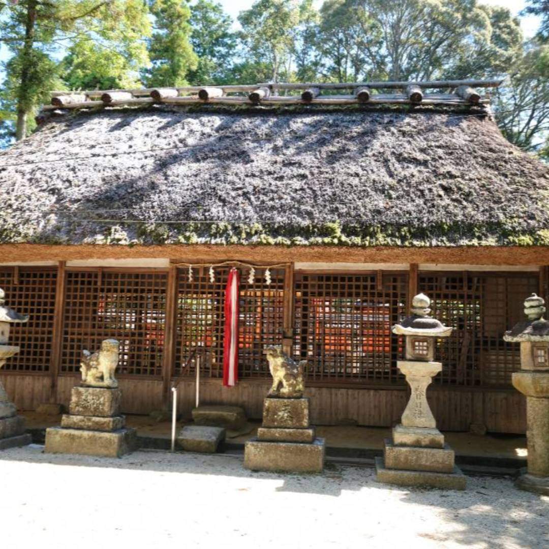Otokimura is believed to have historically been part of the Otoki Manor, which belonged to Kōfuku-ji's Daijōin and Kasuga-taisha. It is thought that the deity of Kasuga was enshrined here as a result. Approximately 200 meters to the north lies the Higashinaru Kofun, and about 300 meters to the northwest is the Nishinaru Kofun. This area is also referred to as Miyama (Taiko Mountain), and it is said that a shrine was built by leveling the ancient burial mounds.