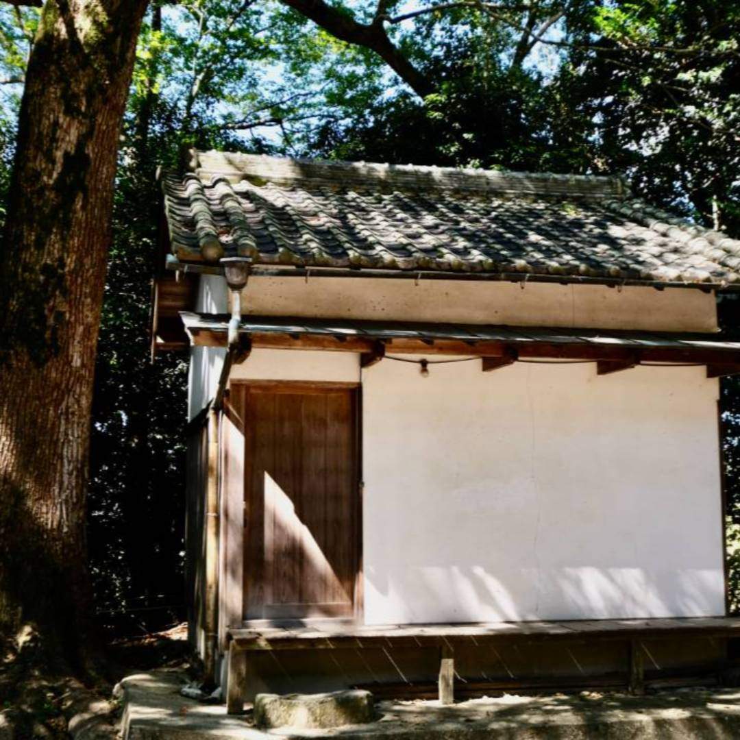 The relationship with Kasuga-taisha is deep, and offerings known as "Lotus Offerings" were presented until the late Edo period. There is a tradition where Kasuga-taisha bestows its old shrines and torii gates to Yatsuki Shrine every 60 years for their use. In the 13th year of the Oei era (1406), the fourth shrine from Kasuga-taisha was bestowed upon them (as documented in Kasuga-taisha records). Additionally, on April 6th of the 2nd year in the Kansho era (1461), the monk Jinsun from Daijo-in visited for a pilgrimage (as noted in the Daijo-in temple records). The current main hall was relocated from Kasuga-taisha in the 39th year of the Meiji era.