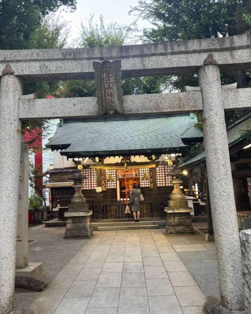 戦後、区画整理により記念事業として現在地に社殿を新築し、これを契機に昭和三十四年恵比寿という地名に因んで、兵庫県西宮神社より商売繁盛縁結びの神であるえびす様を合祀し、社名を恵比寿神社に改めました。