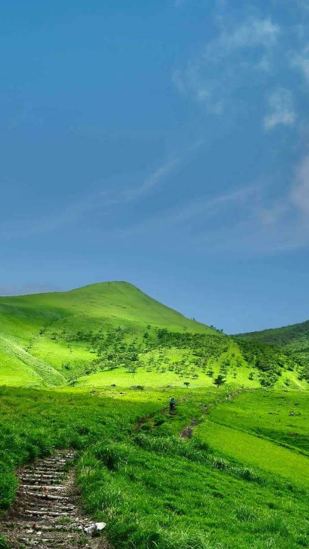 Mount Yufu, standing at an altitude of 1,583 meters in the northeastern part of Yufuin, is affectionately known as "Bungo Fuji" due to its beautiful and majestic twin-peaked silhouette.