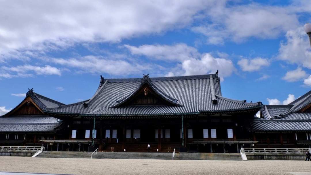 Die Nara-Ebene, umgeben von sanften Hügeln. In der Antike führte ein Weg, der sich wie ein Nadel entlang des schönen blauen Gebirges im Osten schlängelte, vom Fuße des Berges Miwa über Ishikami Furu nach Nara.