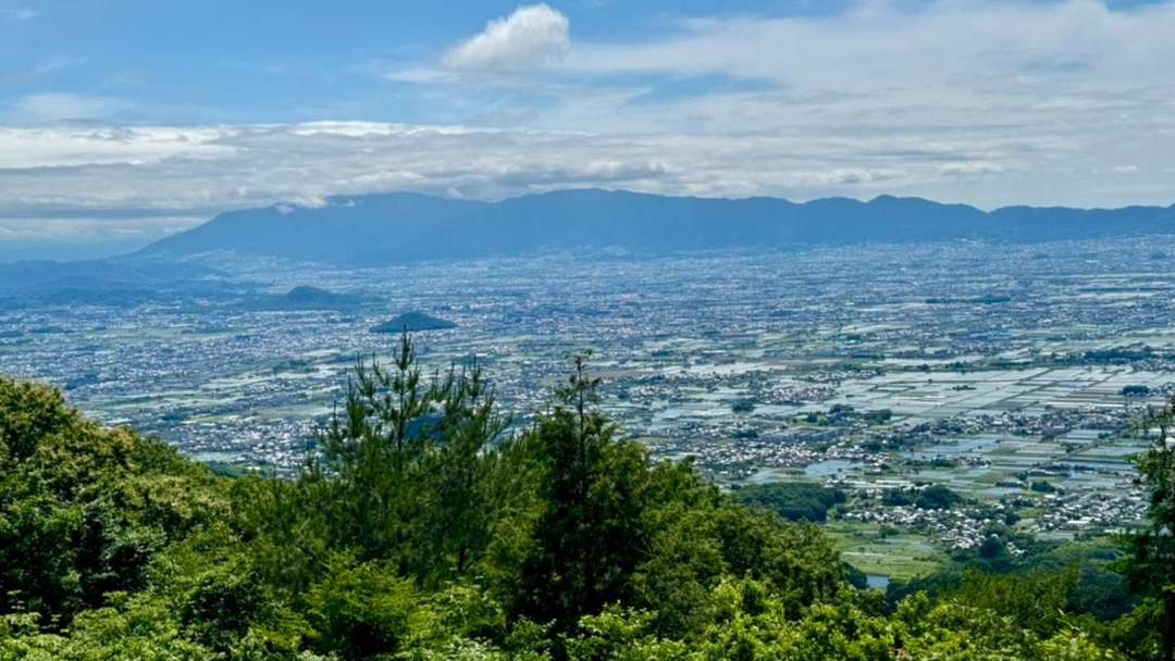 Die Nara-Ebene, umgeben von sanften Hügeln. In der Antike führte ein Weg, der sich wie eine Naht entlang des schönen, blauen Gebirges im Osten schlängelte, vom Fuße des Berges Miwa über Ishikami Furu nach Nara.