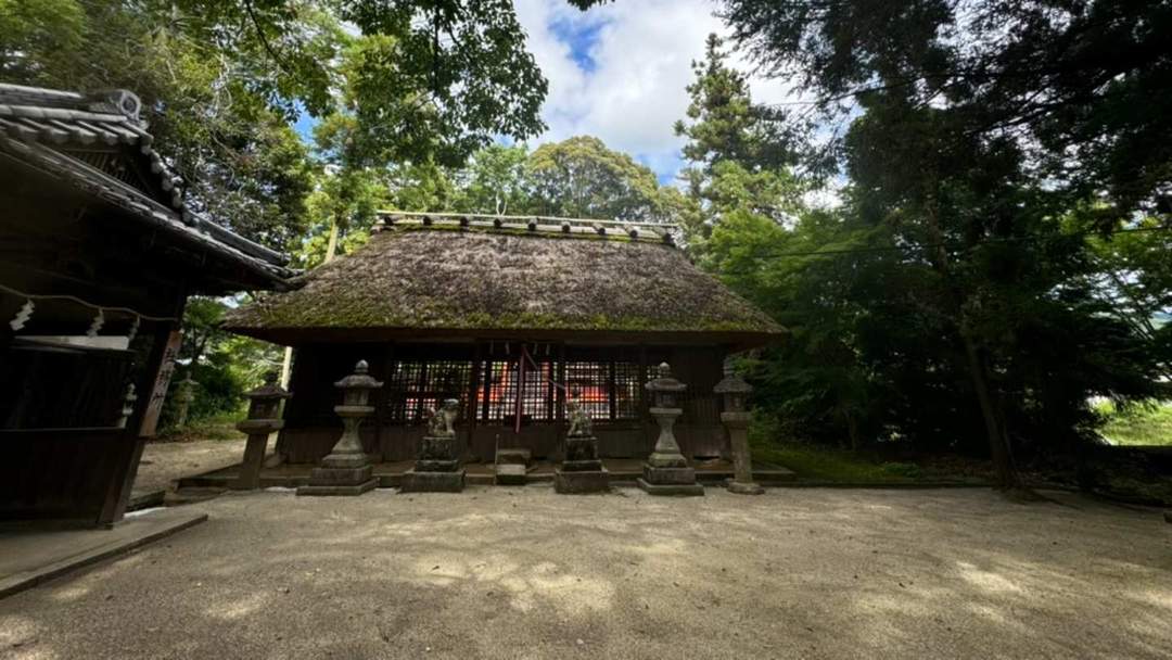 The Nara Basin, surrounded by gently rising hills, was once traversed by a road that ran from the foot of Mount Miwa, through Ishigami Furu, leading to Nara. This path wound alongside the beautiful blue mountains that stretch to the east.