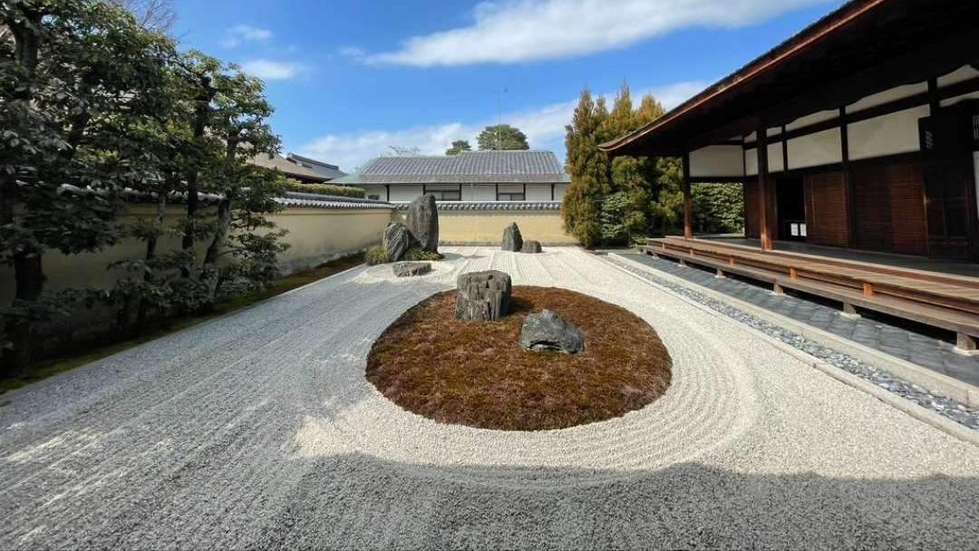 The main temple of the Rinzai sect, known as Ryuhōzan, is the head temple of the Daitoku-ji school. Founded in the 4th year of Shōwa (1315) during the late Kamakura period, it was established through the contributions of Akamatsu Enshin, the guardian of Banshū, by the Great Master Daitō Kōnshin. Later, it became a temple of imperial devotion supported by Emperor Hanazono and Emperor Go-Daigo, serving as a temple of the North and South courts.

During the Muromachi period, it fell into ruin due to the Onin War, but was revitalized by the monk Ikkyū. In the Momoyama period, Toyotomi Hideyoshi held the funeral of Oda Nobunaga here, establishing Sōkōin to honor Nobunaga's soul and donating temple land, which triggered a wave of construction of sub-temples by warlords, leading to a peak in prosperity.