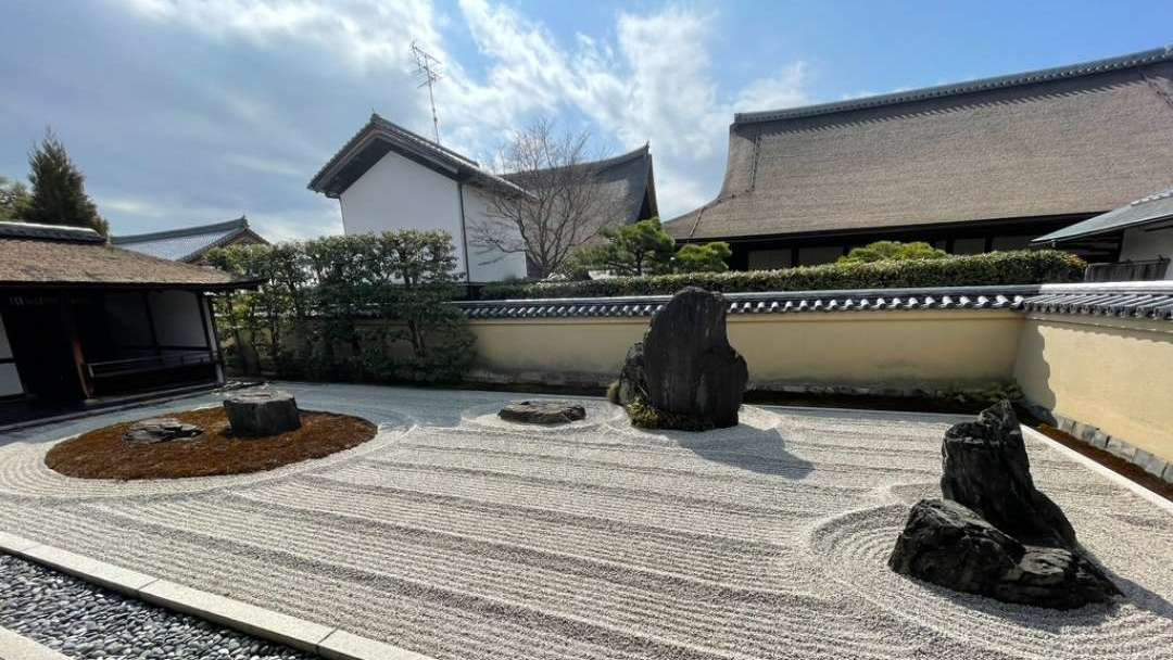 The main temple of the Rinzai sect, known as Daikoku-ji, is located on Mount Ryuhō. It was founded in the fourth year of the Shōwa era (1315) during the late Kamakura period by Daitō Kokushi Sōhō Myōchō, with donations from Akamatsu Enshin, the guardian of Banshū. Later, it received strong patronage from Emperor Hanazono and Emperor Go-Daigo, becoming a temple of imperial decree for both the Northern and Southern Courts.

During the Muromachi period, the temple fell into ruin due to the Ōnin War, but it was revitalized by the monk Ikkyū. In the Momoyama period, Toyotomi Hideyoshi held the funeral for Oda Nobunaga at the temple and founded Sōmi-in to honor Nobunaga's spirit, also donating temple lands. This event sparked a series of constructions of sub-temples by warlords of the Sengoku period, leading to a peak in prosperity.