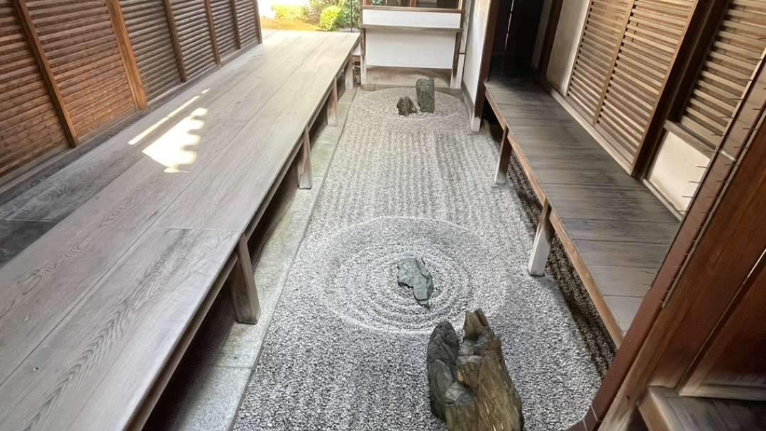 The main temple of the Rinzai sect, known as Daikokuji, is located on Ryuhoshan. It was founded in the fourth year of the Shōwa era (1315) during the late Kamakura period, through the donation of Akamatsu Enshin, the guardian of Banshu, by the Zen master Daito Kokushi Soho Myochō. Later, it received strong devotion from Emperor Go-Hanazono and Emperor Go-Daigo, becoming a temple of imperial prayer for both the Northern and Southern dynasties.

During the Muromachi period, it fell into ruin due to the Onin War, but was revitalized by the monk Ikkyu. In the Momoyama period, Toyotomi Hideyoshi held the funeral for Oda Nobunaga at the temple, establishing the Sōken-in to honor Nobunaga's memory and donating temple lands. This initiated a series of tower constructions by warlords of the Sengoku period, leading to a peak in prosperity.