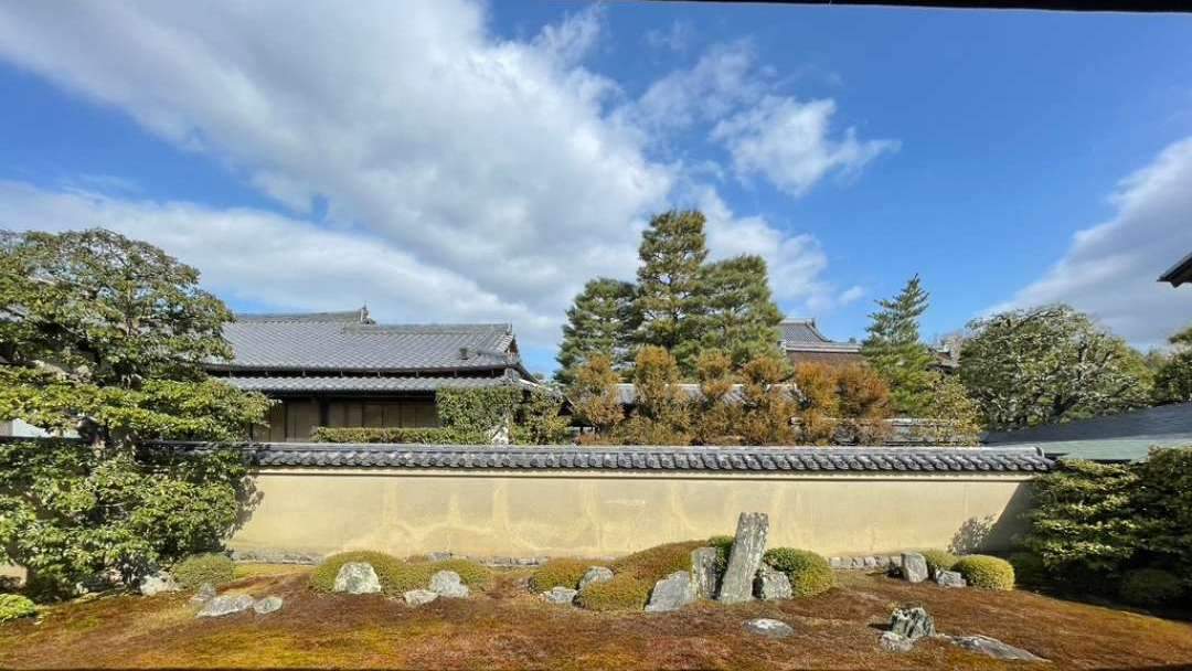 Daitoku-ji, the head temple of the Rinzai sect, is located on Ryuhōzan. It was founded in the 4th year of the Shōwa era (1315) during the late Kamakura period, thanks to a donation from the Banshu guardian, Akamatsu Enshin, and established by the Great Master Daito, Sōhō Myōchō. Later, it became a temple of imperial patronage from both Emperor Hanazono and Emperor Go-Daigo.

During the Muromachi period, the temple suffered devastation due to the Onin War but was restored by the monk Ikkyu. In the Momoyama period, Toyotomi Hideyoshi held the funeral for Oda Nobunaga at the temple and established Sōkinin to memorialize Nobunaga. Subsequently, he donated land to the temple, and this led to a succession of warlords building sub-temples, resulting in a period of great prosperity.