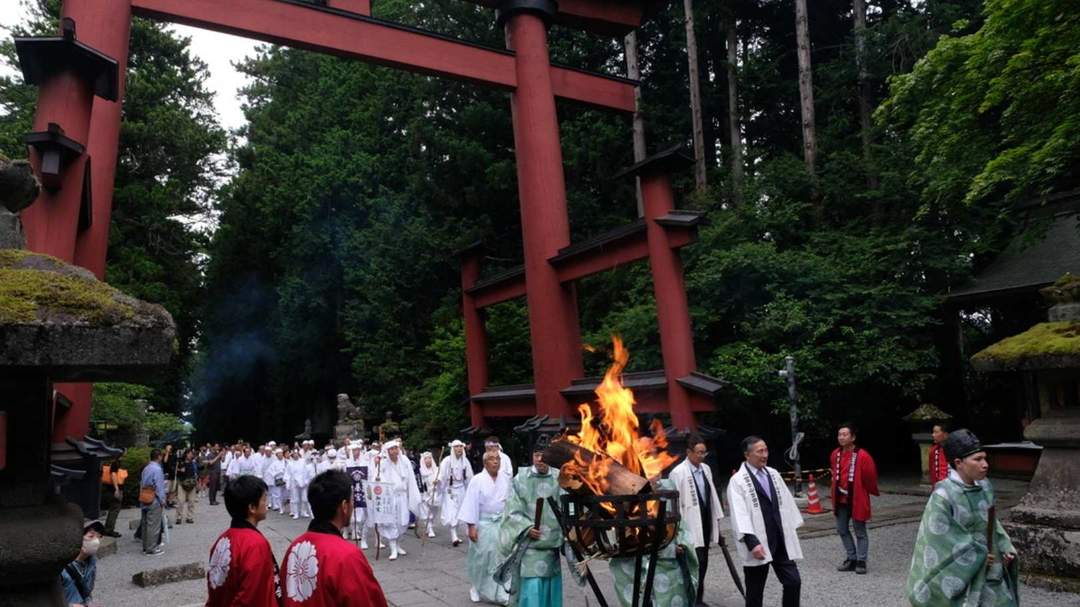 The Kitaguchi Hongu Fuji Sengen Shrine has a history of over 1,900 years and is a spiritually significant shrine that serves as the entrance to the Mount Fuji climbing routes. Every year, on June 30, the day before the official opening of Mount Fuji for climbing, the "Fuji Mountain Opening Eve Festival" is held.