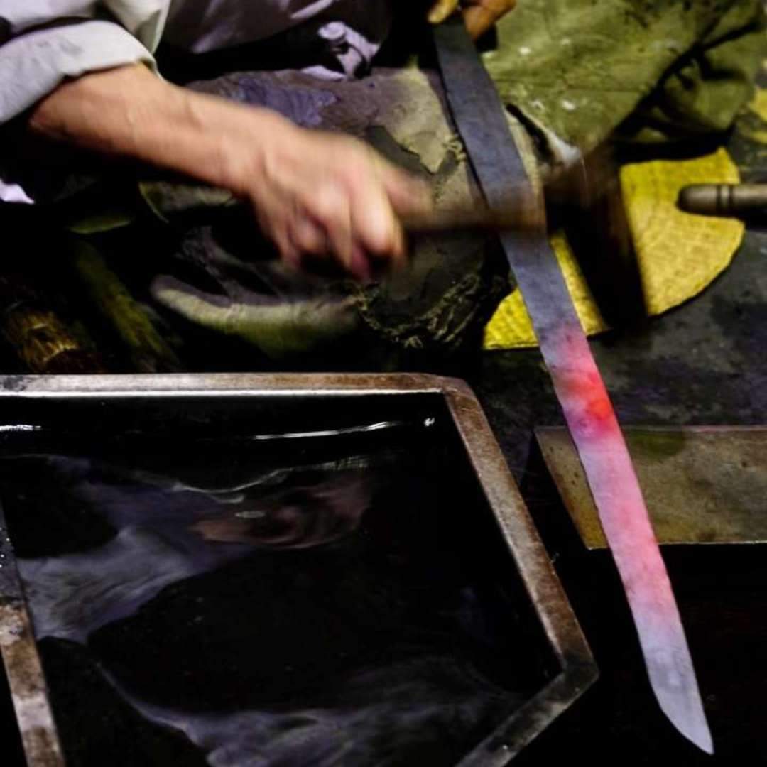 Sakaki in Nagano Prefecture has long awaited the establishment of a facility dedicated to its identity as a town of swordsmiths. This facility pays homage to the late Living National Treasure, Master Kiyotaka Miiairi, who trained many swordsmiths.

Japanese swords, known as nihontō, frequently appear in the worlds of anime and manga, such as in "Demon Slayer: Kimetsu no Yaiba." Nihontō are traditional Japanese weapons that embody a combination of qualities: they must possess hardness for sharpness yet have softness to ensure they do not easily break, thus balancing two opposing properties.