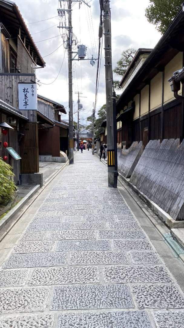 The charming streets of Kyoto attract many tourists every day.