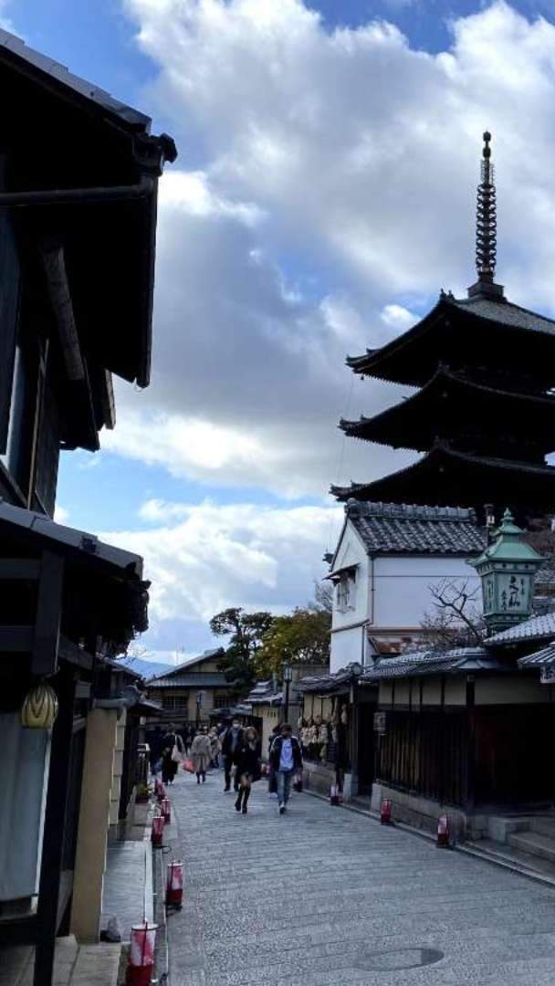 The charming streets that embody the essence of Kyoto attract many tourists every day.